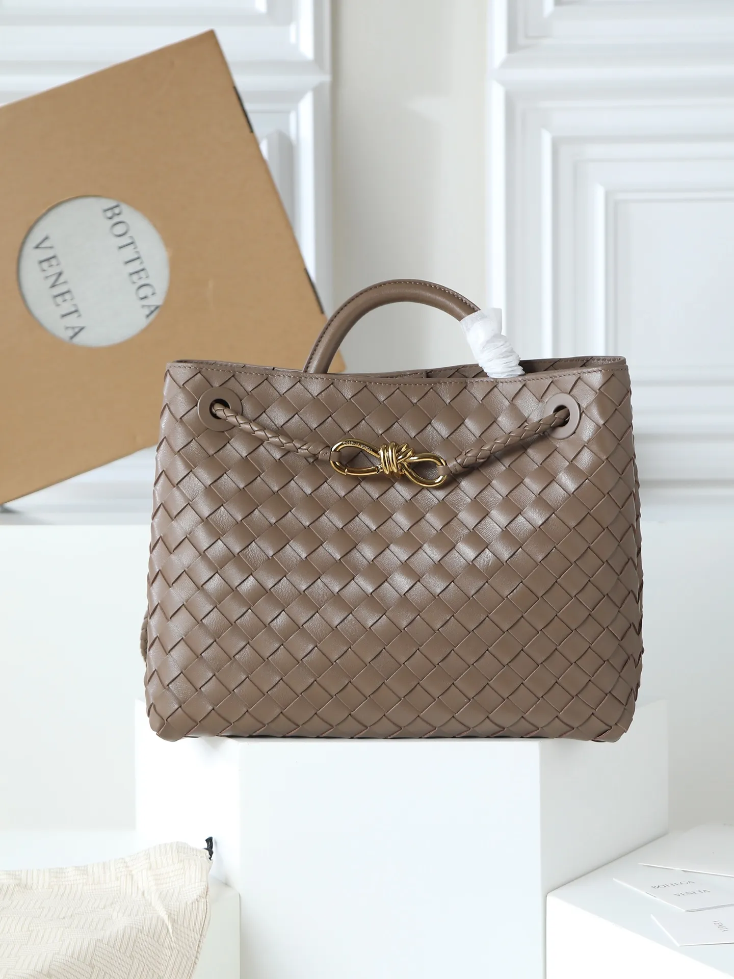 1550. Andiamo is shipping‼ ️Really popular🔥The new Andiamo woven handbag launched by Bottega Veneta this season is really popular all over the world! ! Celebrities at home and abroad have worn it, and Oscar-winning actress Michelle Yeoh has taken it out on the street. Song Jia, Trai Yala, Yu Feihong, Sanji Ayaka, Rosie Hunting-Whiteley, Yoshioka Riho, etc. have all worn this bag. It is classic and versatile and shows off your temperament, and the bag capacity is also large, which is very convenient for daily commuting! ! A variety of carrying methods, the shoulder straps can be adjusted by yourself, the original lambskin feels soft and delicate, and the unisex style breaks gender boundaries and brings a more practical and longer-lasting use experience. Andiamo, which has both elegant and casual styles, perfectly interprets the true appearance of "fashionable old money style". Style number: 766016 Size: 32*24*12